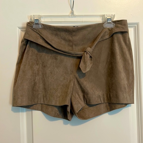 Cupcakes and Cashmere size 6 shorts faux suede - Picture 4 of 10